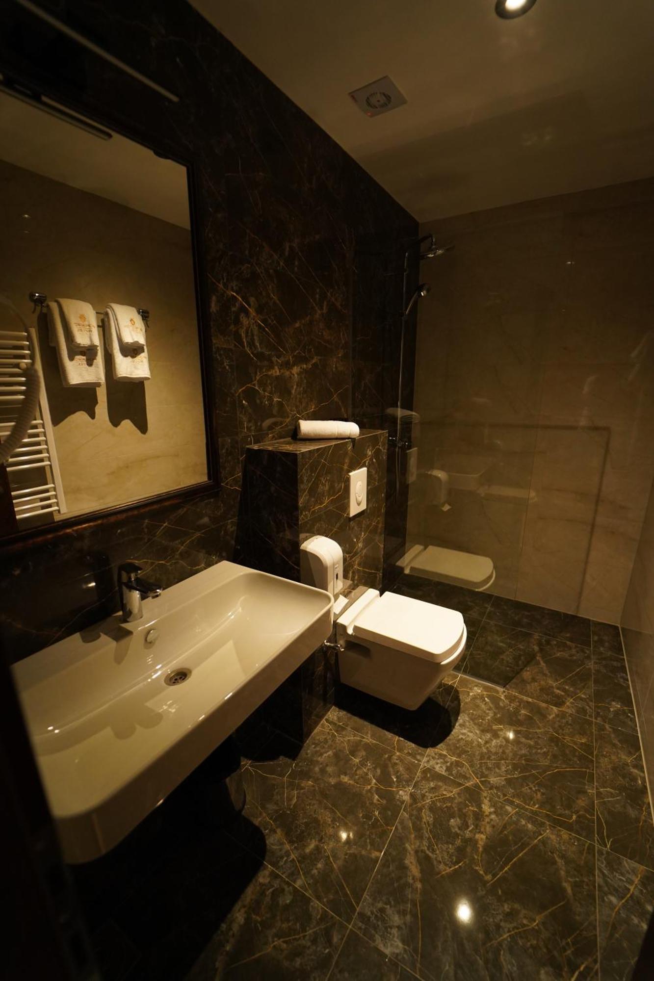 Monarch Hotel Prizren Kültér fotó