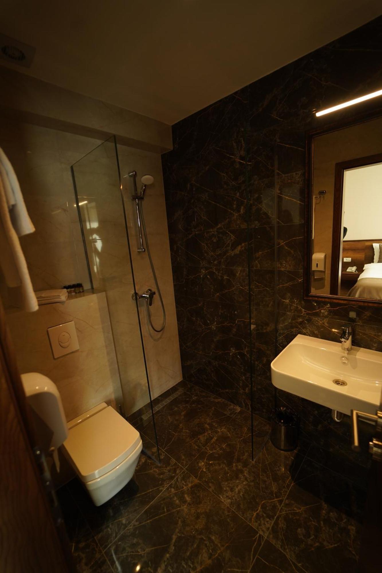 Monarch Hotel Prizren Kültér fotó